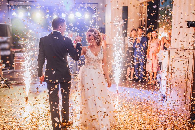 Konfettiregen auf der Hochzeit